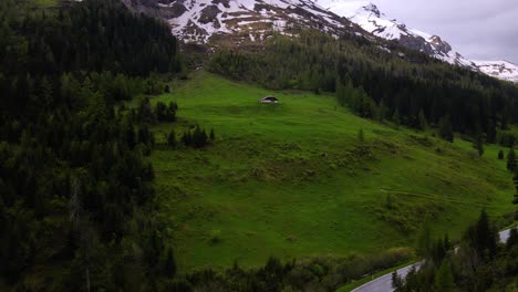 Toma-Aérea-De-Un-Valle-Con-Una-Carretera-De-Montaña-En-La-Región-De-Diablerets-En-Suiza.