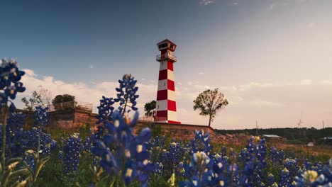 Zeitraffer-Des-Sonnenuntergangs-Eines-Leuchtturms-In-Texas-Mit-Einigen-Bluebonnet-Blüten-Und-Hübschen-Wolken