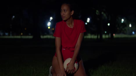 Una-Joven-En-Bikini-Sostiene-Una-Pelota-De-Fútbol-En-La-Mano-Por-La-Noche