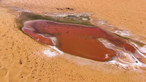 Vista-Aérea-Sobre-Las-Aguas-Escarlatas-Del-Lago-Wulan-En-El-Desierto-De-Tengger,-Región-Autónoma-De-Mongolia-Interior,-China