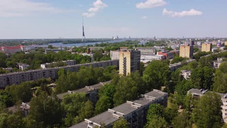 Vista-Aérea-De-La-Torre-De-Televisión-De-Riga-Desde-El-Barrio-De-Kengarags