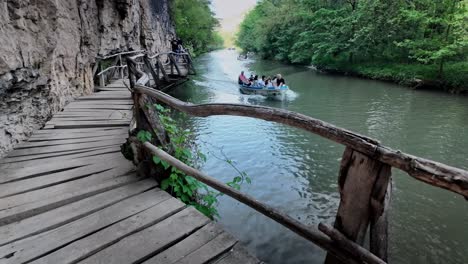 Touristenbootsfahrt-Führt-Vorbei-Am-Holzsteg-Des-Flusses-Zlatna-Panega,-Öko-Pfad