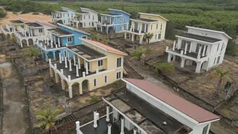 Villas-Abandonadas-En-Un-Complejo-Vacacional-Inacabado-En-Lang-Co-Vietnam-Drone-Flyover-4k-60fps