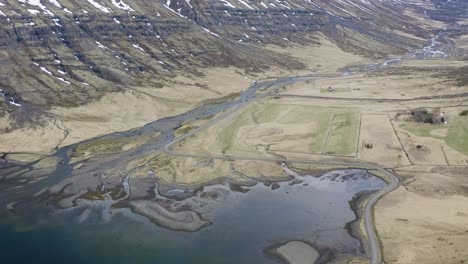 Fiordo-Mjoifjordur-En-La-Isla-De-Islandia-Durante-El-Día-Soleado