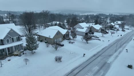 Verschneite-Häuser-Und-Wohnungen-In-Amerikanischen-Nachbarschaft-An-Einem-Grauen-Wintertag