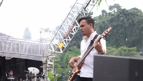 Hombres-Indonesios-Tocando-Música-De-Guitarra-En-El-Escenario.