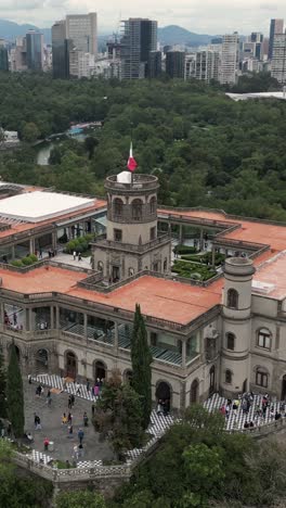 Castillo-De-Chapultepec-Desde-El-Cielo,-Modo-Vertical