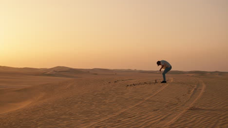 Fotógrafo-Configurando-Una-Cámara-En-El-Desierto-Para-Filmar