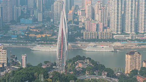 Skyline-Von-Chongqing-Und-Stadtgebäude-Bei-Nacht-In-Der-Nähe-Der-Qiansimen-Jialing-Flussbrücke,-Die-Hongyadong-Höhle-Ist-Eine-Der-Berühmten-Touristenattraktionen,-Die-Von-Touristen-Besucht-Werden