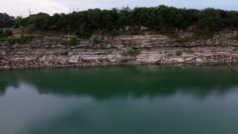 Malerische-Luftaufnahme-Einer-Klippe,-Die-Die-Texanische-Hügellandschaft-Am-Canyon-Lake-Offenbart