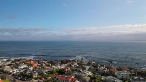 Seacoast-Neighborhood-Overlooking-The-Pacific-Ocean-At-Bird-Rock-In-La-Jolla,-San-Diego,-California-USA