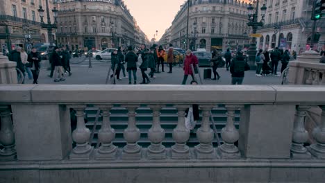 Entrada-Y-Salida-De-Peatones-En-La-Estación-De-Metro-De-La-Ópera-De-París