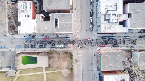 Eine-Drohnenansicht-Der-Montreal-Street-Von-Oben-Mit-Passanten,-Gebäuden-Auf-Beiden-Seiten-Und-Geparkten-Autos