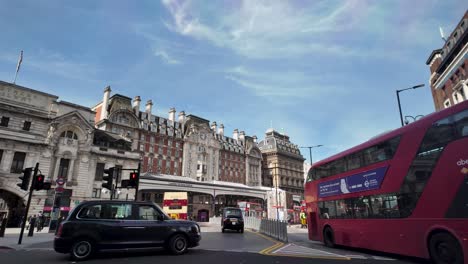 Belebte-Morgenstraße-In-London-Mit-Bussen-Und-Architektur-Am-Bahnhof-London-Victoria-Mit-Roten-Bussen