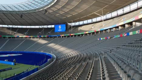 Sonnenbeschienenes-Stadion-Der-UEFA-Euro-2024-Mit-Leeren-Sitzen-Und-üppigem-Grünem-Rasen