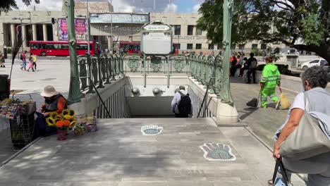 Metro-entrance-and-street-flower-vendor-seller,-central-Mexico-City