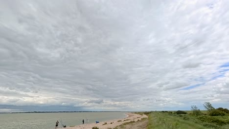 Pesca-En-La-Playa-Cerca-De-La-Planta-De-Energía-Bradwell-Shell-Beach-En-Essex,-Reino-Unido