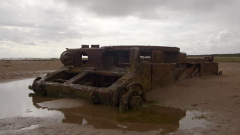 Weite-Aufnahme-Des-Panzers-Am-Strand