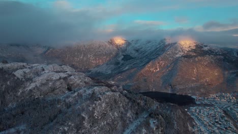 Impresionante-Vista-Aérea-De-Bergen-Con-Drones-De-Los-Fiordos-Nevados-Y-El-Lago,-Noruega