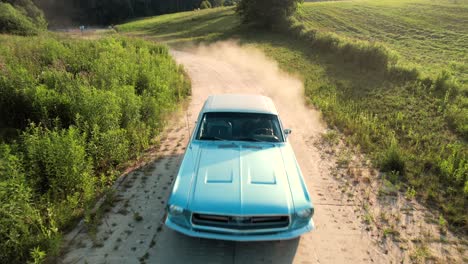 Un-Viejo-Ford-Mustang-67,-Conduce-Por-Un-Camino-De-Grava,-Vista-Aérea