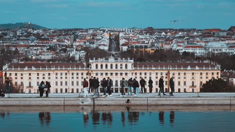 Klassischer-Blick-Auf-Das-Berühmte-Schloss-Schönbrunn-Mit-Seiner-Spiegelung-Im-Wasserspiegel