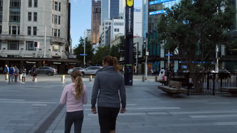 Madre-E-Hija-Caminando-Por-Queen-Street-En-El-Distrito-Central-De-Negocios-De-Auckland,-Nueva-Zelanda