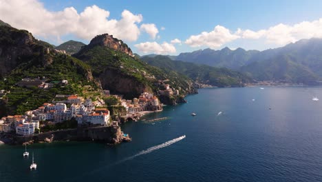 Toma-Aérea-Cinematográfica-De-Establecimiento-Sobre-La-Hermosa-Costa-De-Amalfi.