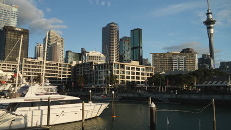 Skyline-Von-Auckland,-Neuseeland,-Und-Sky-Tower-Vom-Viaduct-Harbour-Aus-Gesehen