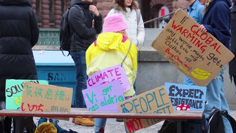 Jóvenes-Los-Viernes-Para-Una-Futura-Protesta-Con-Coloridas-Pancartas-En-Estocolmo,-Suecia,-Toma-Estática-En-Cámara-Lenta