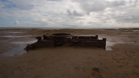 Extraweite-Aufnahme-Des-Panzers-Am-Strand