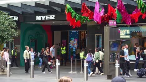 Die-Leute-Stehen-Schlange-Vor-Der-Myer-Bourke-Street-Mall,-Um-Die-Weihnachtsauslage-Von-Bluey&#39;s-In-Den-Schaufenstern-Des-Kaufhauses-Im-Zentralen-Geschäftsviertel-Von-Melbourne-Zu-Sehen