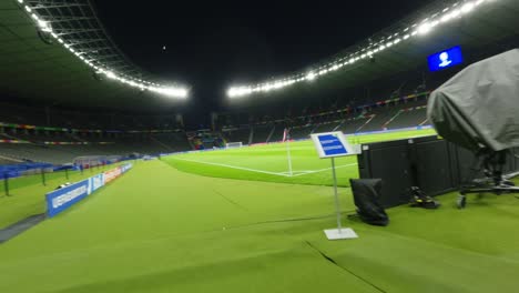 Plano-De-Viaje-Fpv-Drone-Uefa-Euro2024-Estadio-Olímpico-Berlín-En-La-Noche-Reflectores