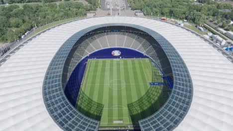 Weite-Drohnenaufnahme-Eines-Leeren-Fußball-Olympiastadions,-UEFA-Euro-2024,-Grünes-Gras