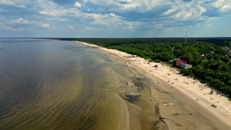 Playa-De-Arena,-Pequeña-Ciudad-Y-Paisaje-Marino-Interminable,-Vista-Aérea-De-Drones