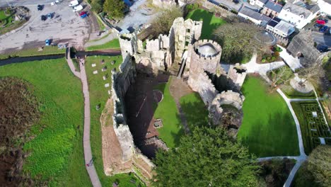 Vista-Aérea-De-Arriba-Hacia-Abajo-De-Las-Ruinas-Del-Castillo-De-Laugharne-En-Gales