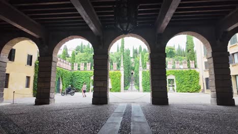 Entering-to-the-atrium-of-the-The-Giusti-Palace-and-Garden,-Verona-with-people