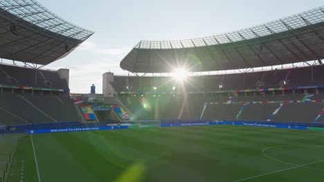 Leeres-Fußballstadion-Mit-Sonnenbeschienenem-Spielfeld-Und-Sitzplätzen-In-Berlin