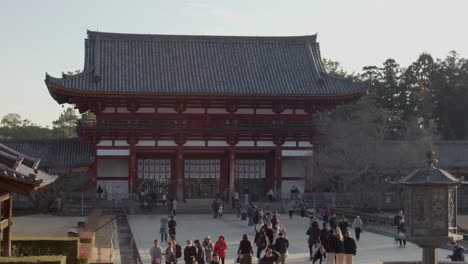 People-walking-in-front-of-Chumon,-main-gate-of-Todaiji-Temple