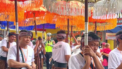 Gente-En-El-Desfile-Del-Día-De-Vesak-Sosteniendo-Un-Colorido-Paraguas