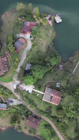 Reservorio-De-Agua-Desde-Un-Dron-En-Guatape,-Antioquia,-Modo-Vertical