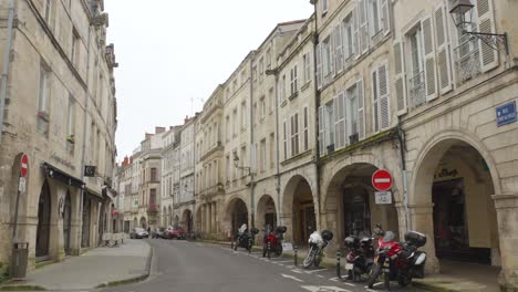 Vista-Panorámica-De-La-Calle-Histórica-En-La-Rochelle,-Francia