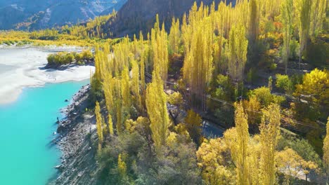 Toma-De-Retroceso-Del-Paisaje-De-Skardu-Durante-El-Mes-De-Primavera-Por-La-Tarde-En-Skardu,-Pakistán