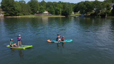 Paseos-Familiares-En-Tablas-De-Remo-En-Un-Lago-Tranquilo-En-Pensilvania