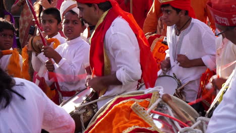 Hombres-Y-Niños-Hindúes-Tocan-Tambores-En-Un-Festival-Religioso