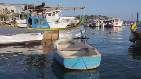 Fischerboote-Schaukeln-Sanft-Auf-Dem-Meer-Im-Hafen-Von-Marsaxlokk,-Maltas-Fischerdorf