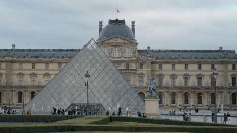 Blick-Auf-Die-Louvre-Pyramide-Und-Touristen-Davor