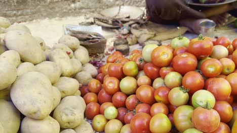 El-Hombre-Vende-Variedad-De-Verduras-Frescas-Como-Tomate,-Patata,-Muslo,-Berenjena-Y-Calabaza-En-El-Mercado-De-Verduras,-Mercado-De-Agricultores,-Sabzi-Mandi