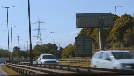 Autobahn-M4-In-Der-Nähe-Von-Swansea-Mit-Dutzenden-Von-Autos-Und-Lastwagen-An-Einem-Heißen,-Sonnigen-Tag