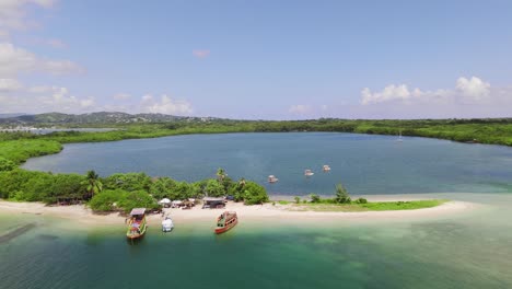 Vista-Aérea-De-Tierra-De-Nadie-En-La-Isla-De-Tabago-En-El-Caribe.