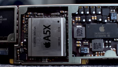 Nahaufnahme-Einer-Leiterplatte-Eines-IPad-Modells-Der-Dritten-Generation-Mit-Apple-A5X-Chip